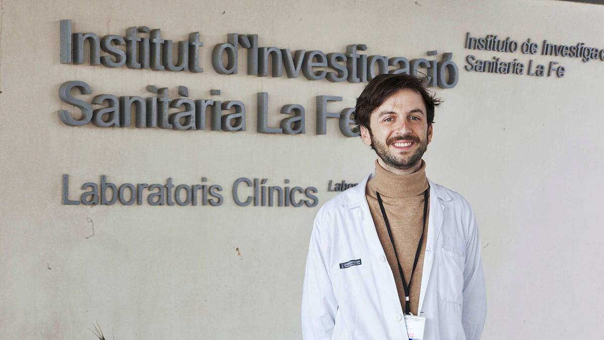 Joaquim Calvo-Lerma, en la
puerta del Instituto de
Investigación de La Fe.