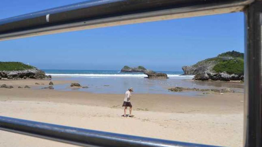 La playa de Las Cámaras, en Celoriu (Llanes).