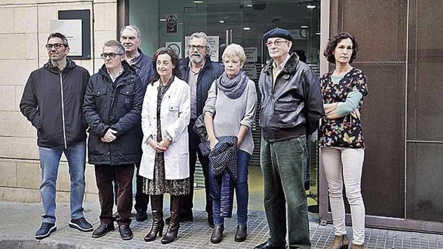 El presidente del sindicato mÃ©dico, Miguel LÃ¡zaro, ayer, con usuarios y personal del centro.