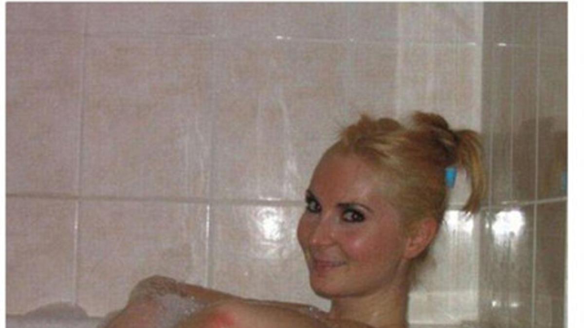 La foto de la chica rubia en la bañera que a Facebook le pareció inadmisible.