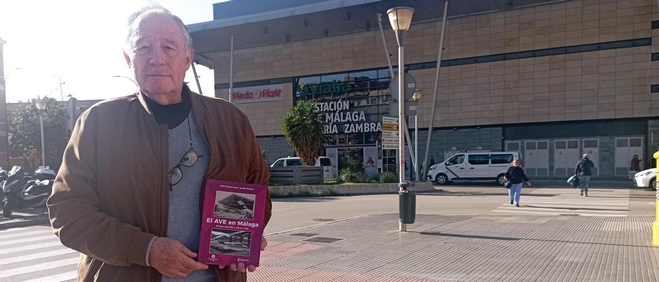 Rafael Esteve Secall, esta semana delante de la estación del AVE, con el libro sobre el tren de alta velocidad.