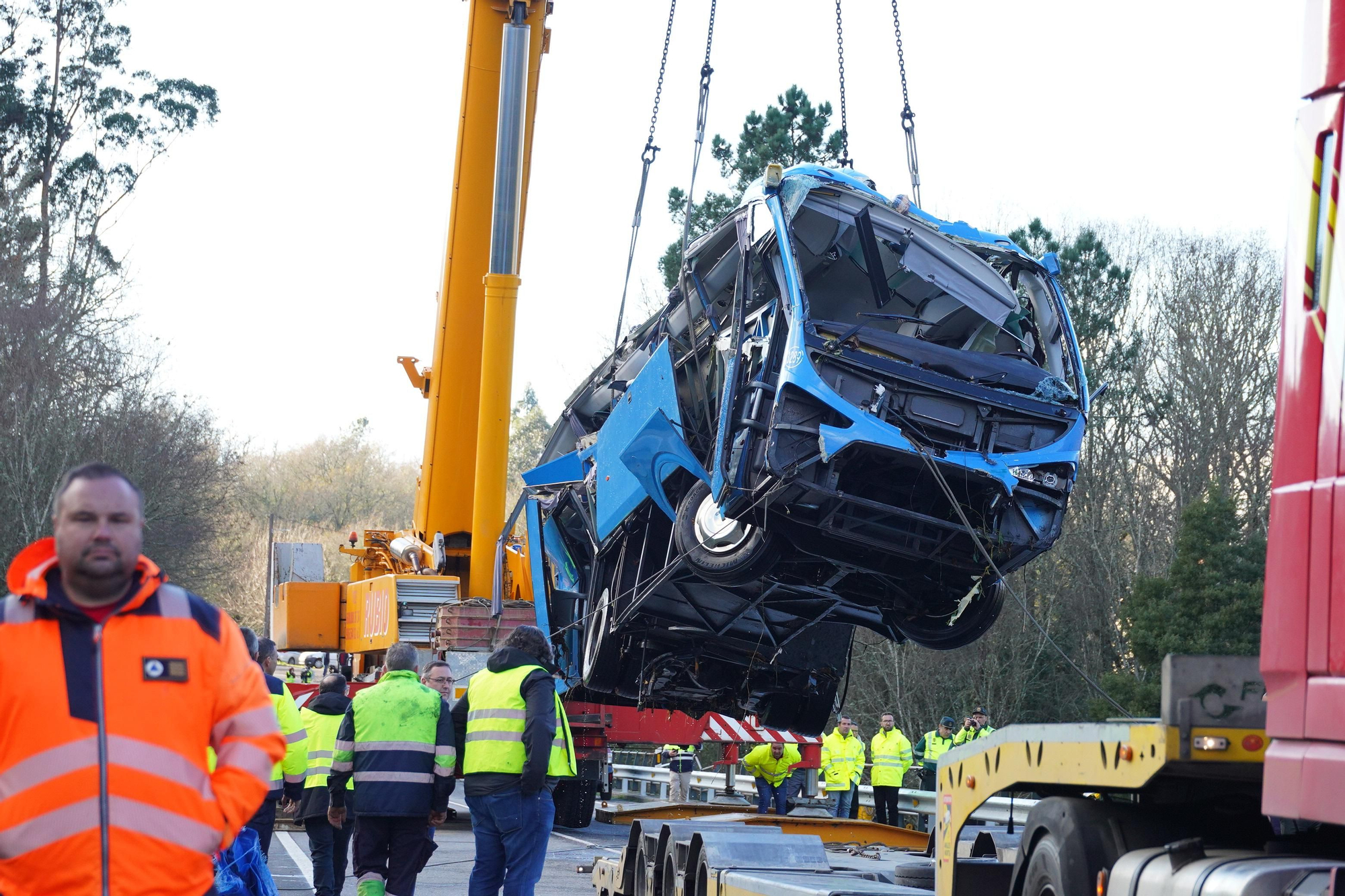 El izado del bus siniestrado en el río Lérez