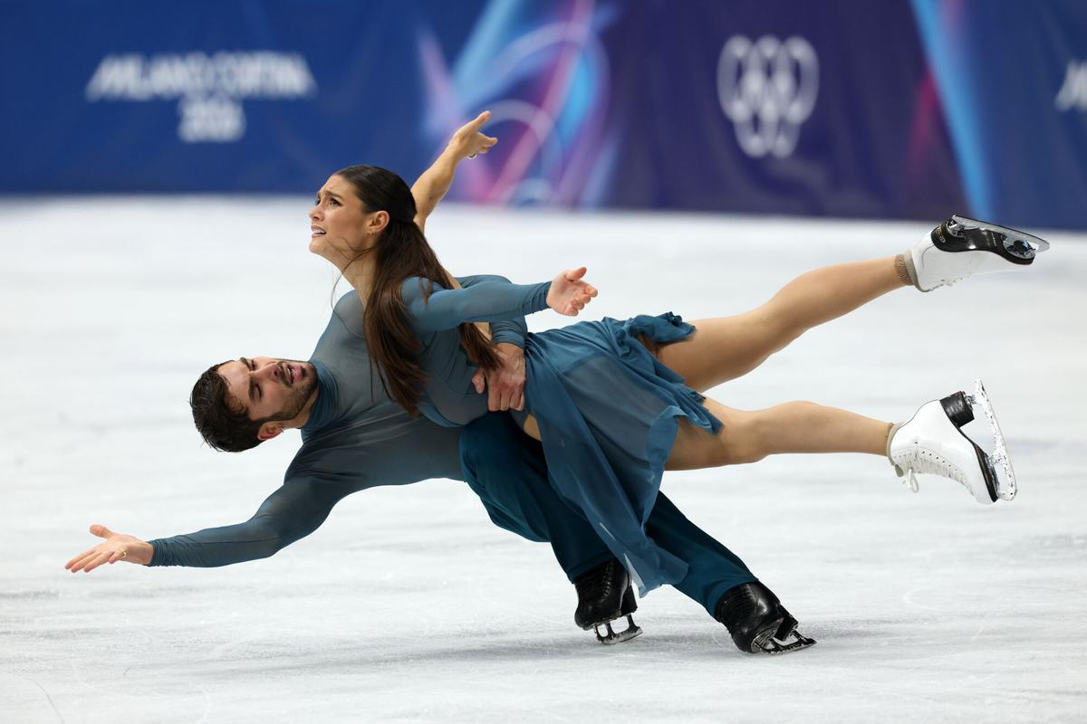 MILAN (Italy), 12/02/2026.- Laurence Fournier Beaudry and Guillaume Cizeron of France perform in the Pair Skating Free Skating of the Figure Skating competitions at the Milano Cortina 2026 Winter Olympic Games, in Milan, Italy, 11 February 2026. (Francia, Italia) EFE/EPA/WU HAO