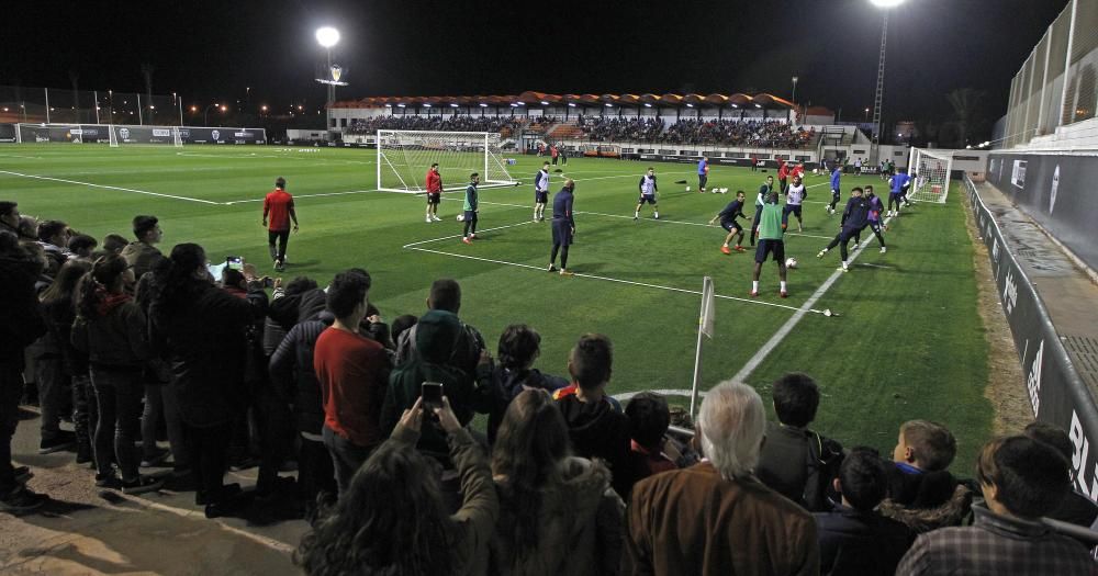 La afición del Valencia invade el Puchades