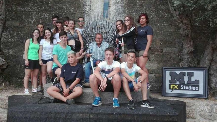 El alcalde, en el centro, junto a jóvenes participantes en las jornadas de la juventud.