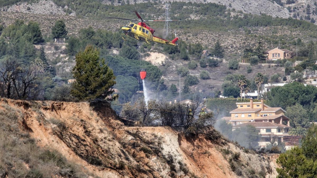 Los efectivos de los parques de bomberos de Villena y Cocentaina así como medios áreos trabajan en la zona.