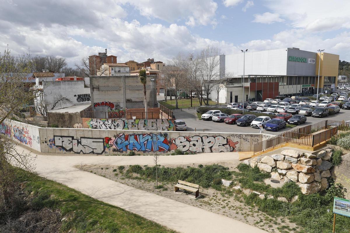 La nau on s'havia projectat la sala de concerts al pont de la Barca.