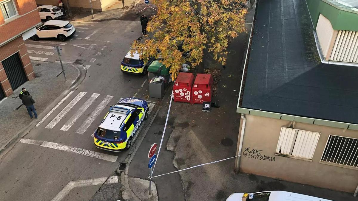 Varias patrullas de la Policía Municipal y la zona balizada a tocar la parroquia de Sant Pau tras los disparos.