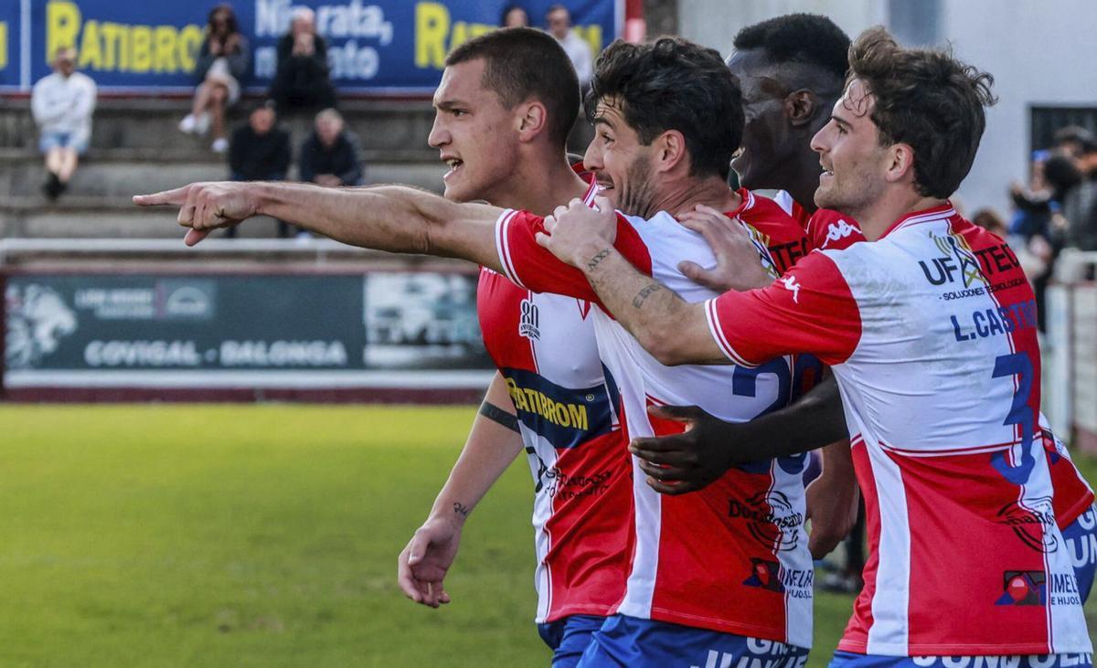 Arosa y Compostela juegan un duelo clave el próximo domingo.