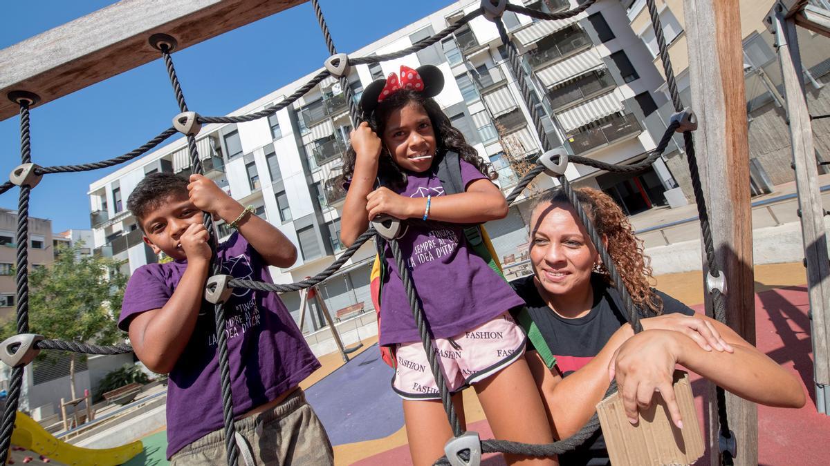 L’Hospitalet de Llobregat. 04.08.2022. Sociedad. Mayra Jiménez junto a sus dos hijos, Mia y Milan, en un parque tras salir de la escuela. ( para reportaje sobre familias vulnerables afrontando el verano sin becas comedor). Fotografía de Jordi Cotrina