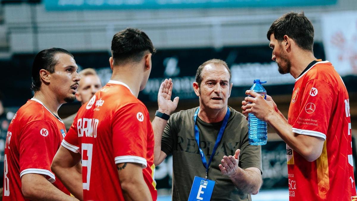 José Nolasco da indicaciones a varios jugadores durante un partido esta temporada.