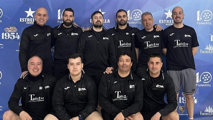 Los jugadores del Tecozam del Morales Activa Pádel posan para las cámaras.