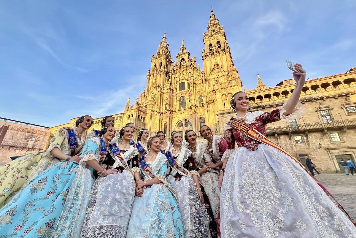 La plaza del Obradoiro ha recibido a fallera mayor y corte para su última parada antes de los días grandes