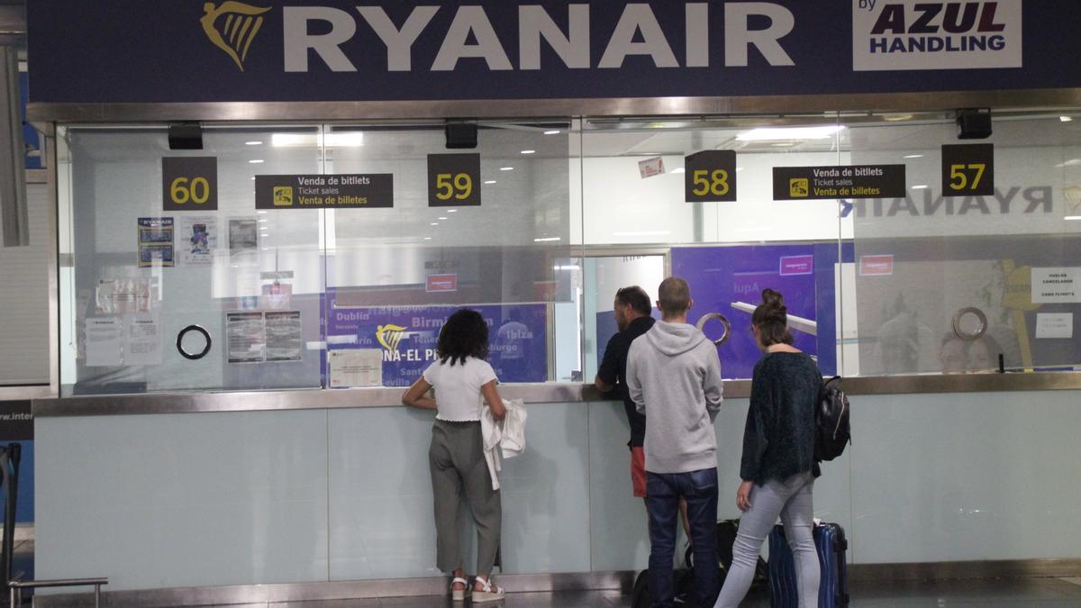 Taulells de reclamacions de Ryanair a la terminal 2 de l&#039;aeroport del Prat