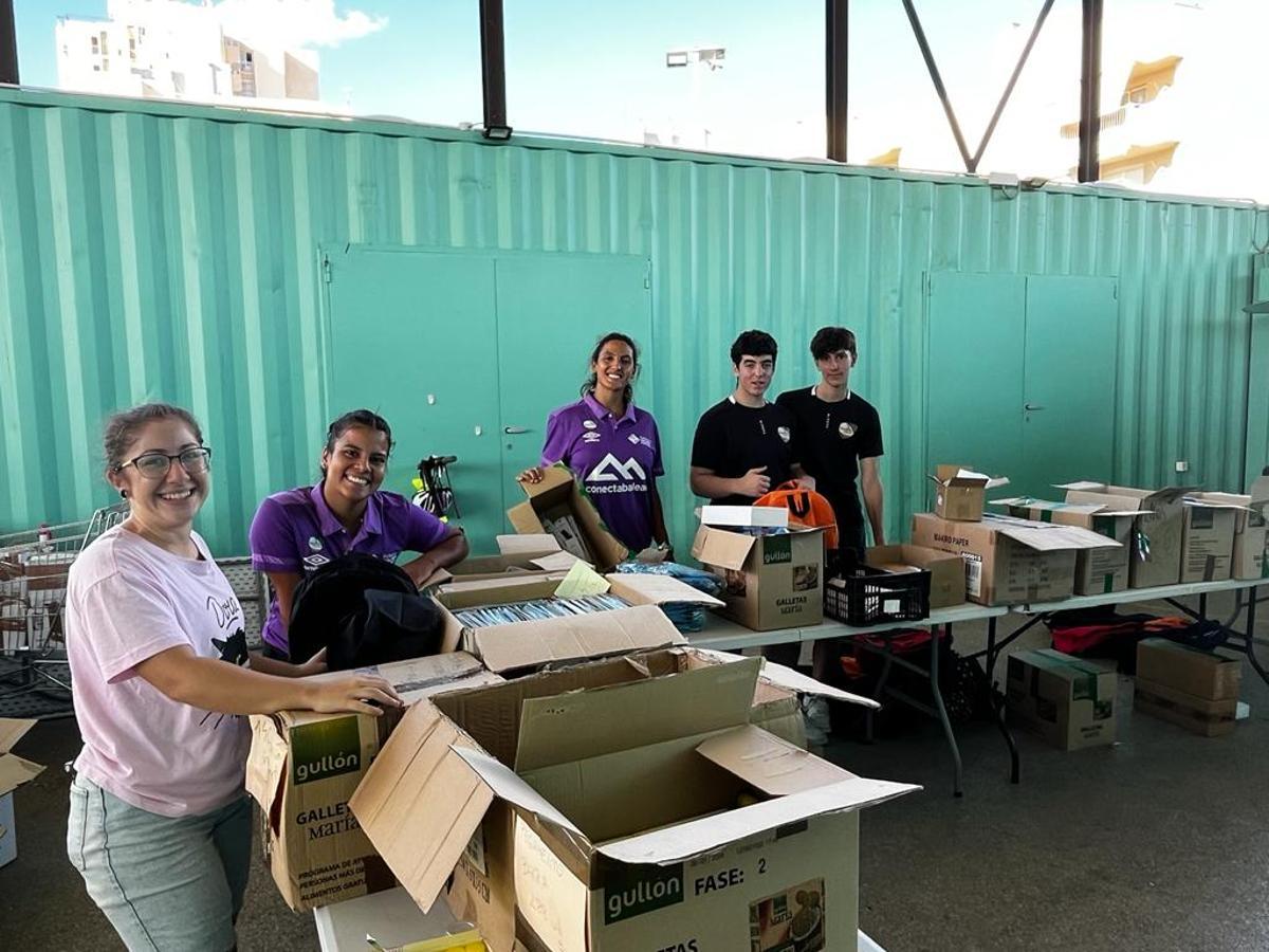 Voluntarios preparando los lotes de Motxilles Solidàries