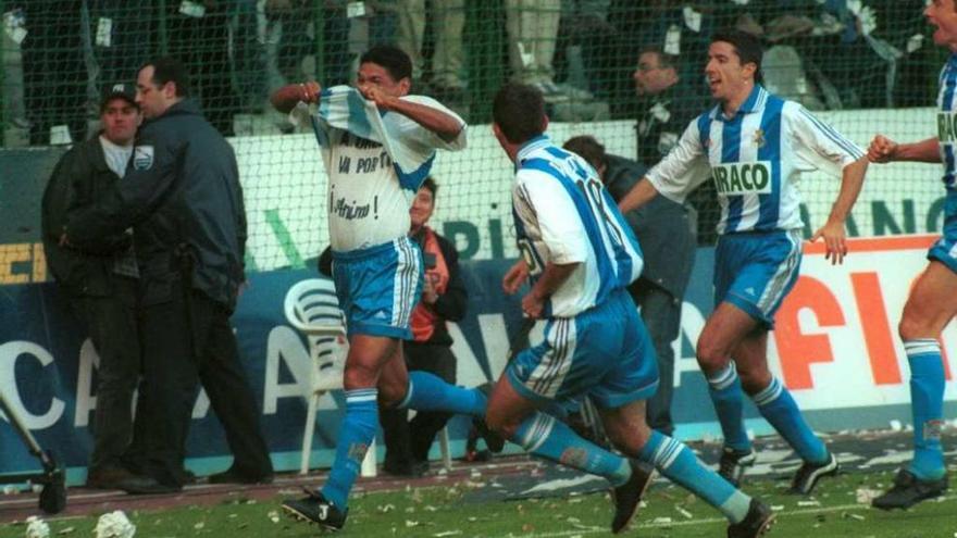 Donato celebra junto a Víctor, Makaay y Jokanovic el primer gol ante el Espanyol que le daba la Liga al Dépor.