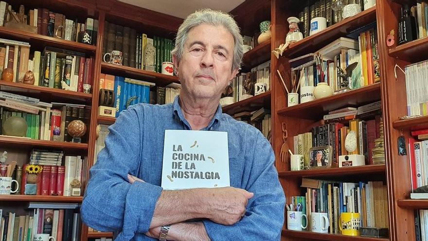 Fernando Rueda, esta semana en un rincón de su casa en Málaga con &#039;La cocina de la nostalgia&#039;, su nueva publicación.