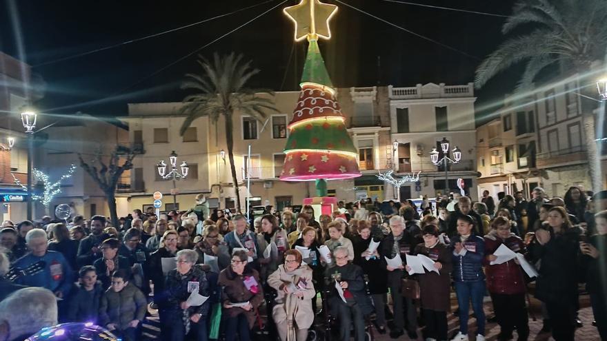 L&#039;Alcúdia de Crespins da la bienvenida a la Navidad con el tradicional encendido del árbol y las luces navideñas