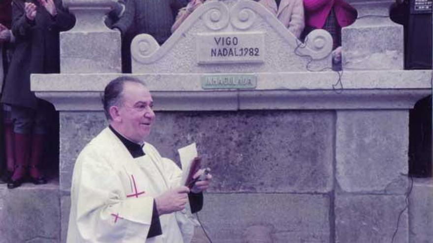 Bendiciendo la inauguración de la fuente de la Inmaculada en 1983.