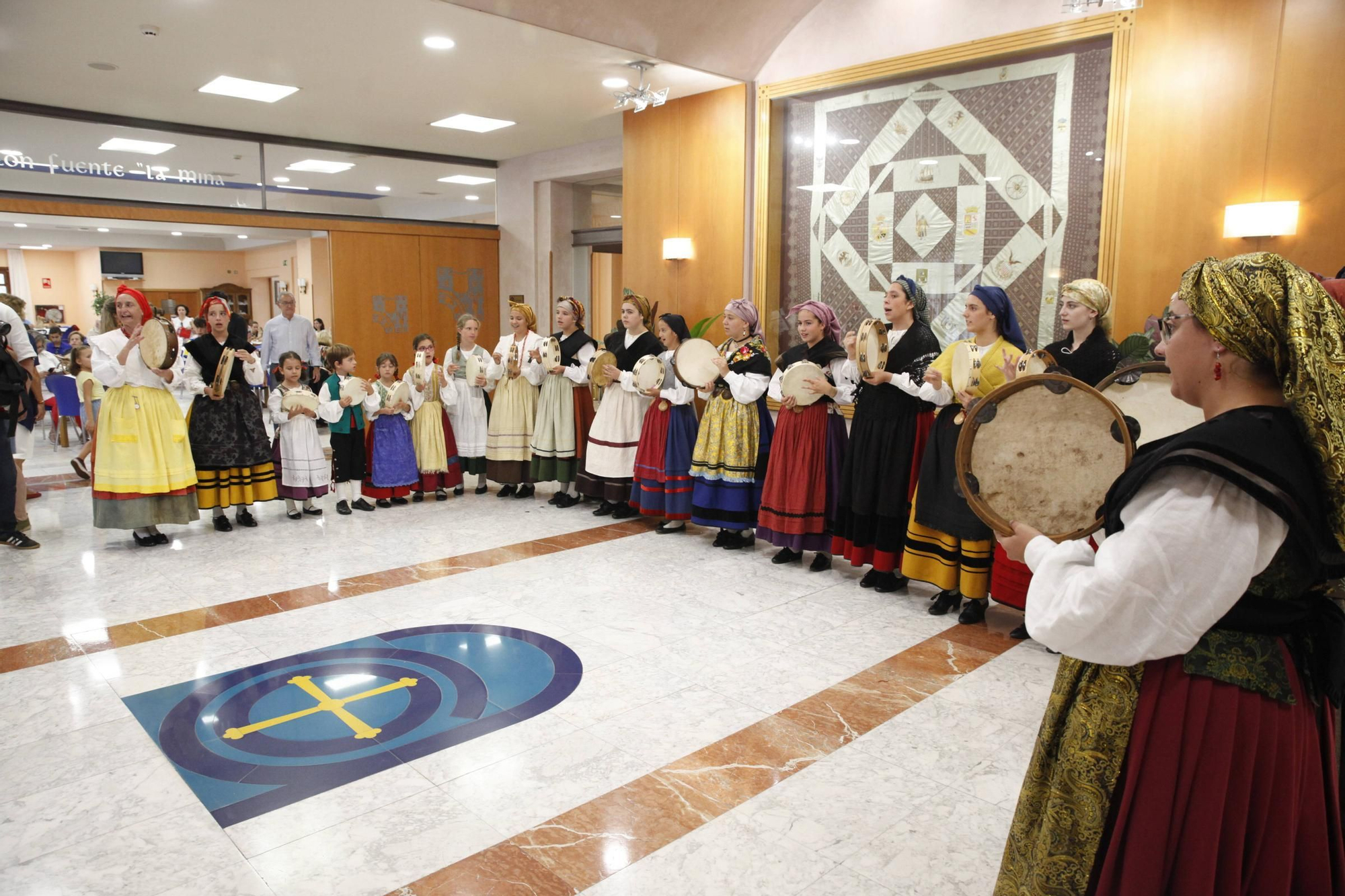 En imágenes: el chorizo del bollo del Centro Asturiano de Oviedo pasa el examen