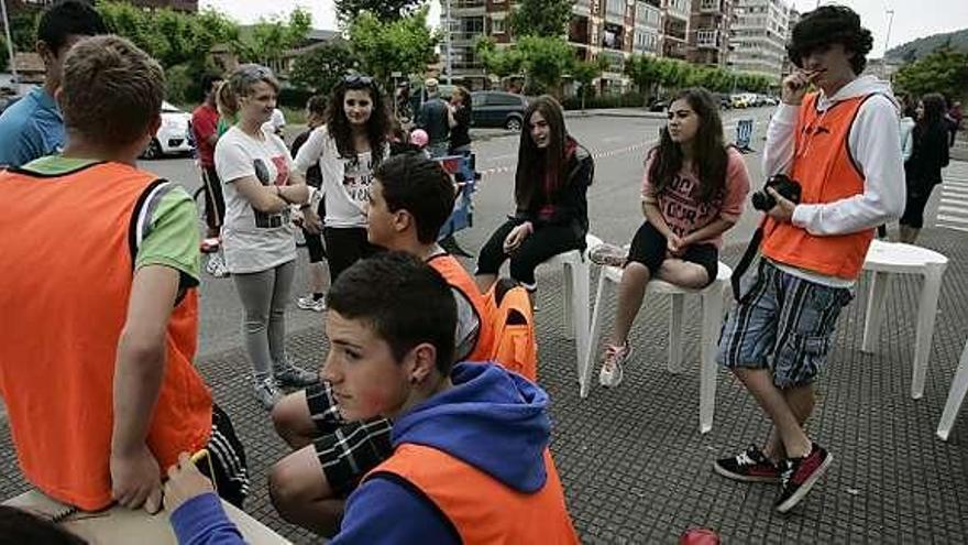 Los alumnos del IES, durante las inscripciones previas a la carrera.