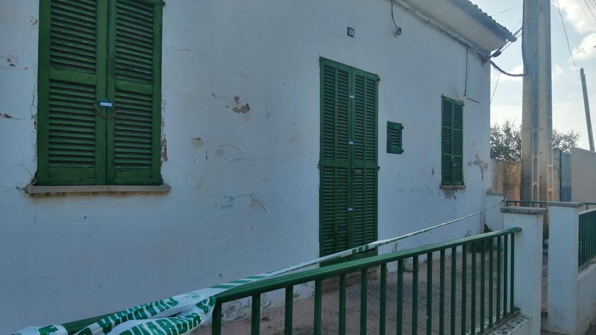 La casa donde residían las dos mujeres fallecidas fue precintada por la Guardia Civil.