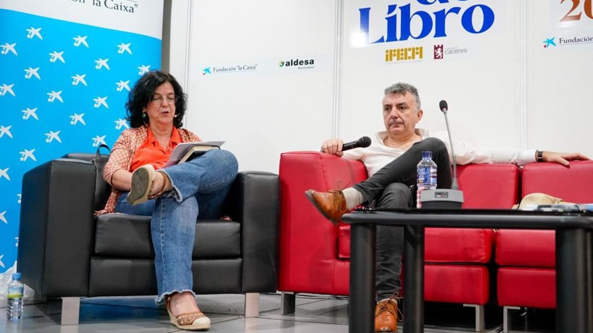 Pilar Galán y Manuel Vilas, este lunes, en la Feria del Libro de Cáceres.
