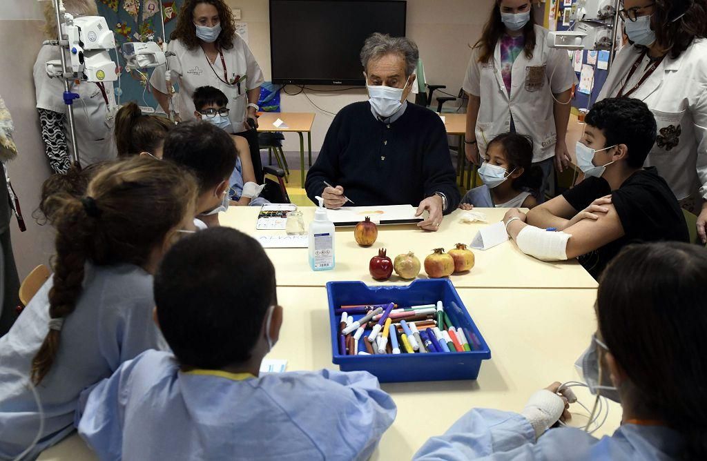 Pedro Cano lleva la pintura a Oncología Infantil de la Arrixaca
