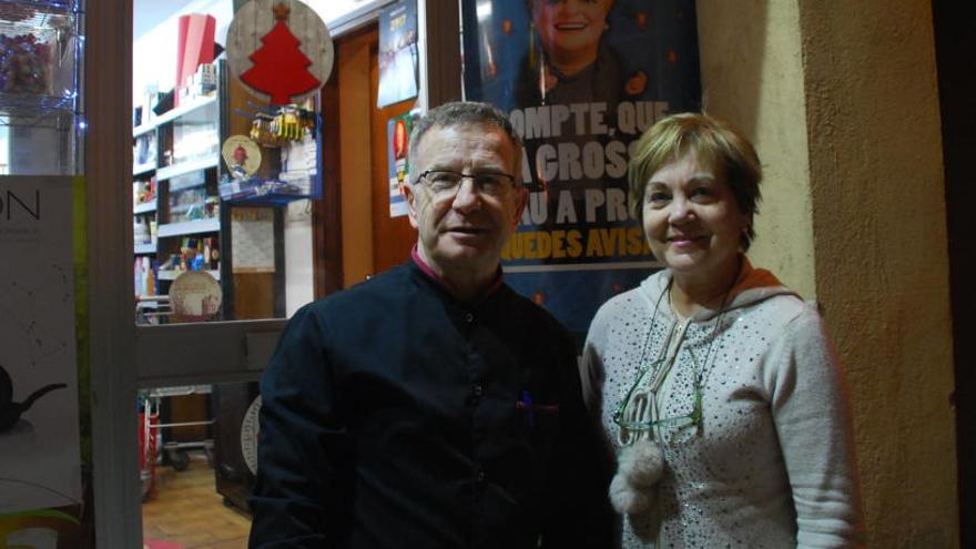 Ramon Grilló i Maria Antònia Riba davant el supermercat que regenten a Sant Feliu.