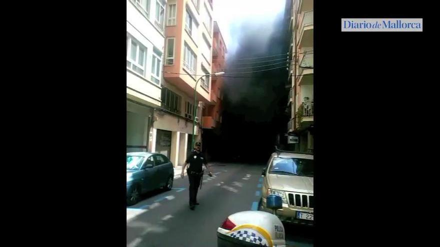 Desalojado un edificio por un incendio en un taller de electrodomésticos