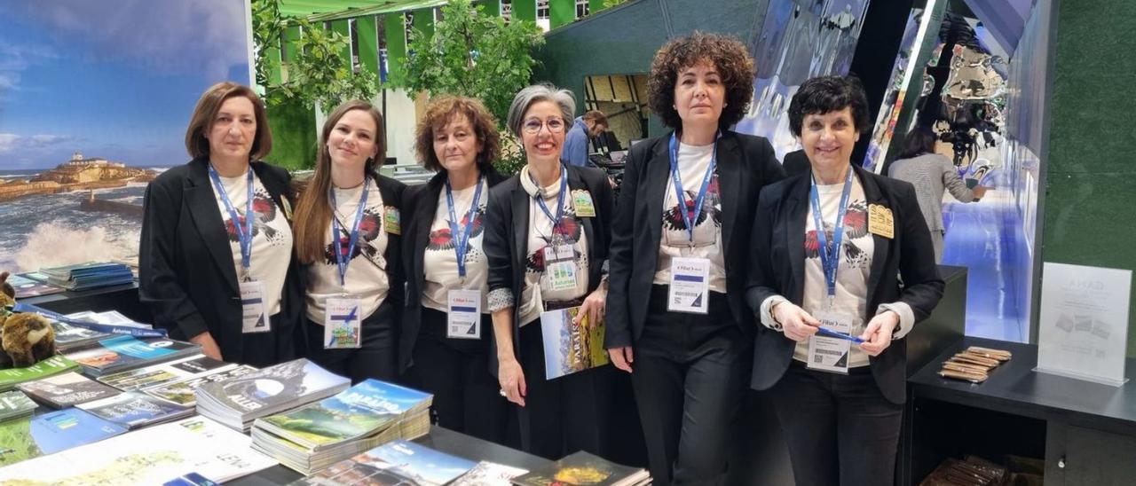 Oliva Otero, Alba López, Alva Rodríguez, Inma Fuello, Inés Gil y Marité Lana, informadoras turística del stand de Asturias.