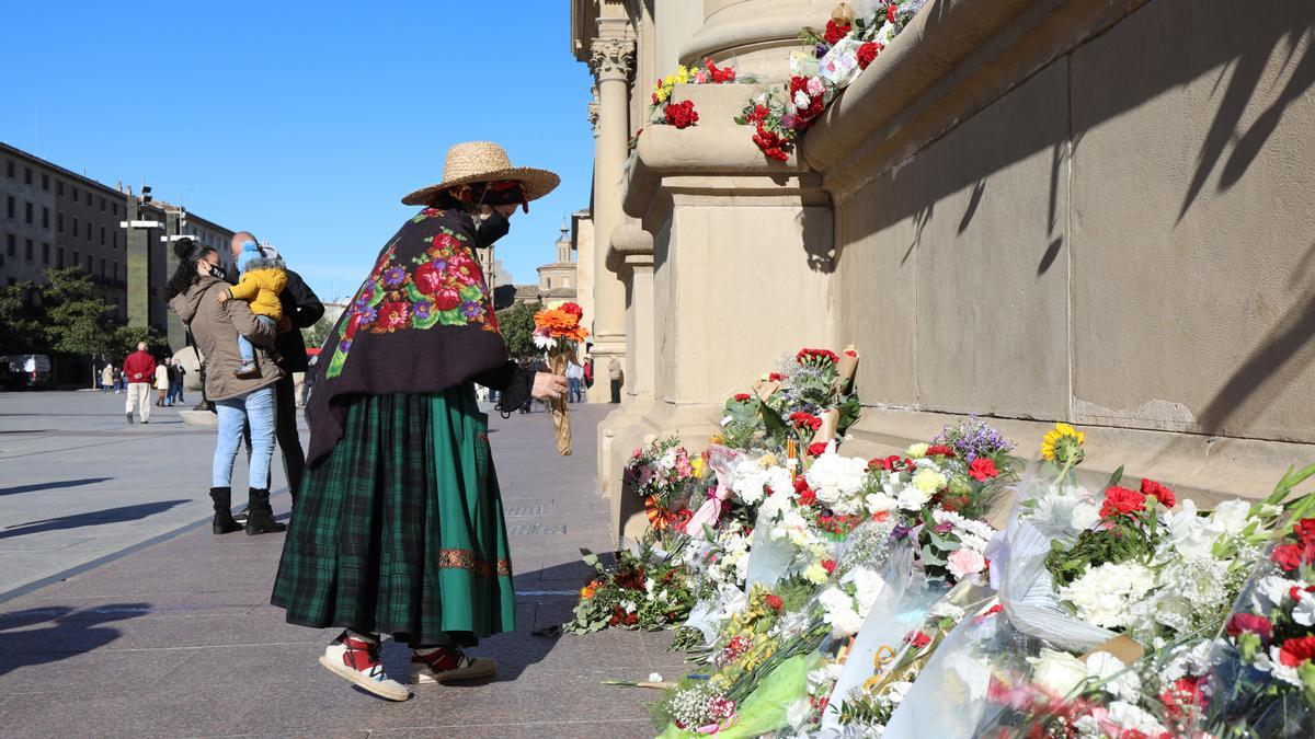 Ofrenda espontánea a la Virgen del Pilar, el año pasado.