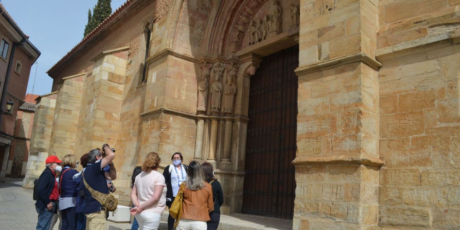 Una decena de visitantes en la visita guiada por Benavente, dentro del programa provincial “Déjate llevar”