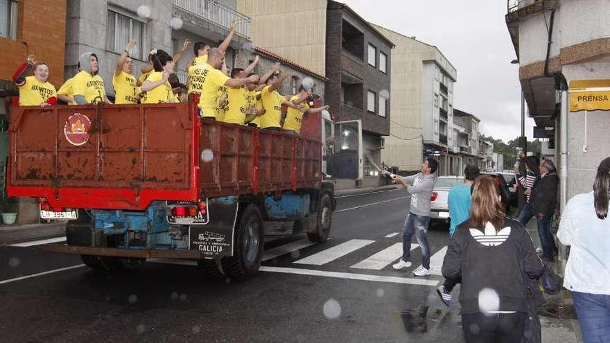 Hace cinco años el Agolada también celebró en las calles su ascenso a Primera. // Bernabé/Gutier