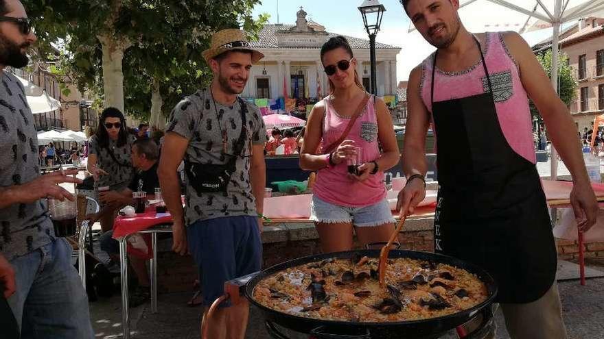 Peñistas elaboran una de las paellas que concurrió al concurso celebrado en Toro.