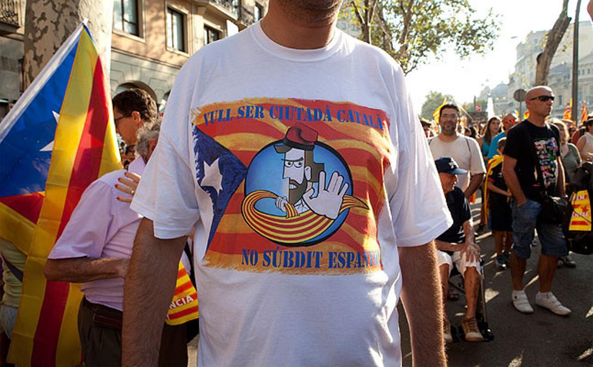 Los manifestantes han acudido a la manifestación con camisetas de todo tipo con mensajes a favor de la independencia