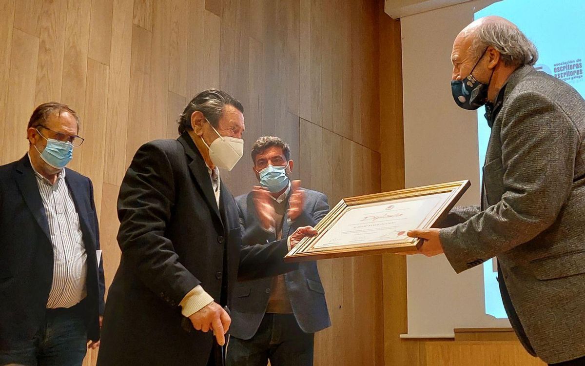 O señor Aurelio recibindo o seu diploma de mans de Cesáreo Sánchez Iglesias, presidente da AELG.
