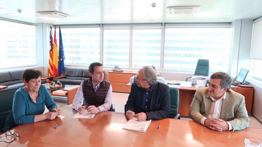 Momento de la firma del convenio entre el Govern y el consistorio &#039;santanyiner&#039;, este jueves.