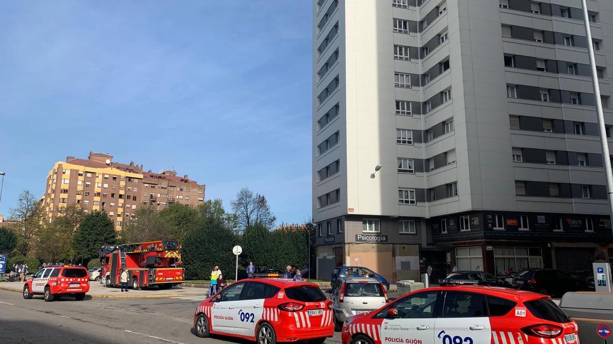 Bomberos y Policía en un incendio en Laviada