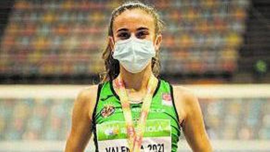 Daniela García posa en Valencia con su medalla de oro en 800.