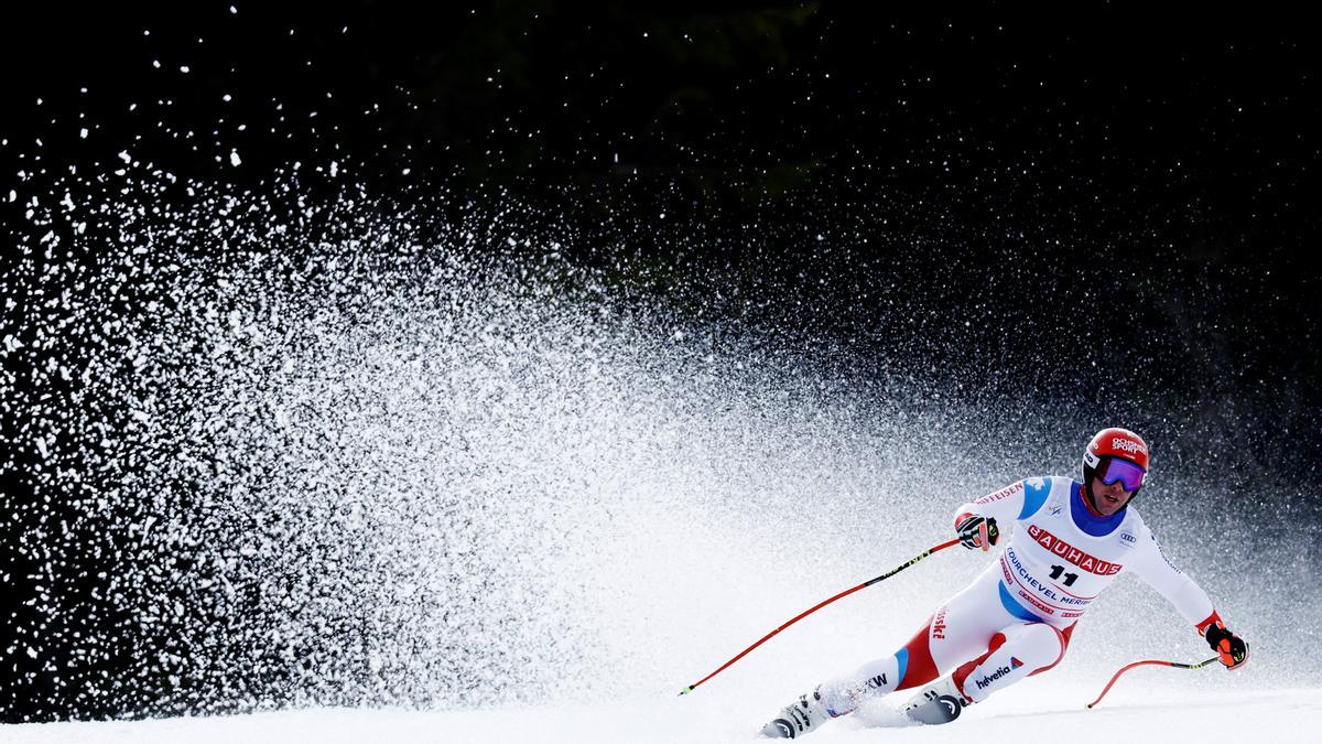 El suizo Beat Feuz desciende en el Super Gigante de la estación francesa de Courchevel.