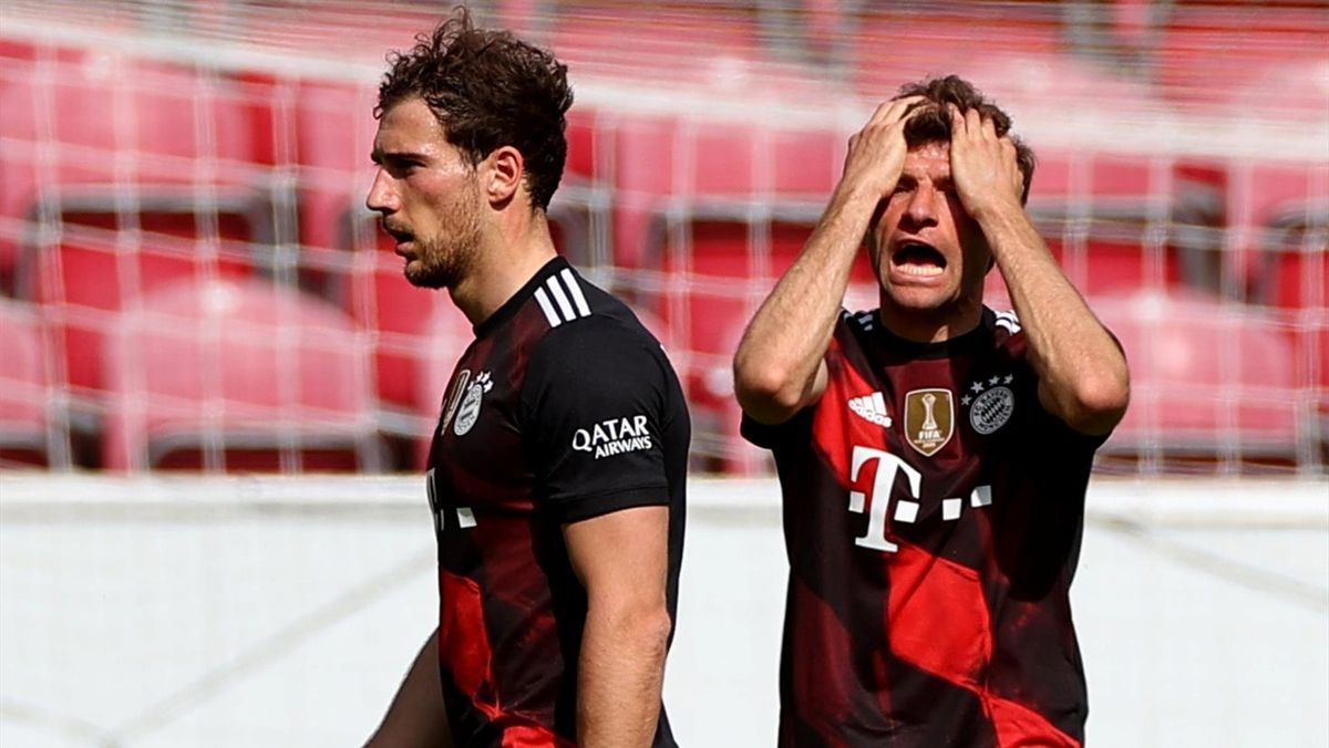 Müller se lamenta junto a Goretzka durante el partido del Bayern en Maguncia.