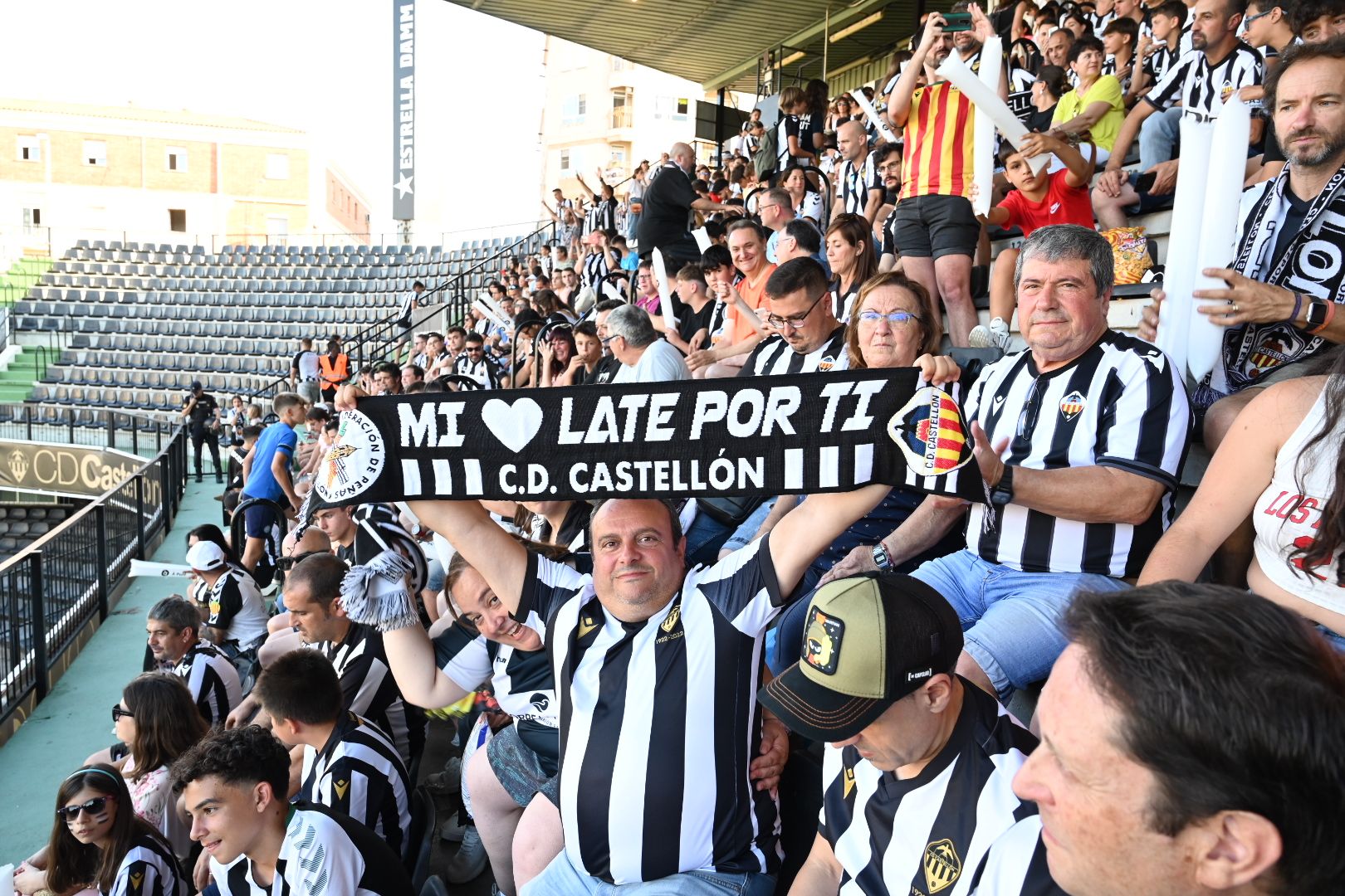 Así vive la afición albinegra el partido Alcorcón-Castellón