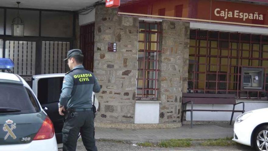 La Guardia Civil, ayer a la puerta de la entidad donde se produjo el robo.