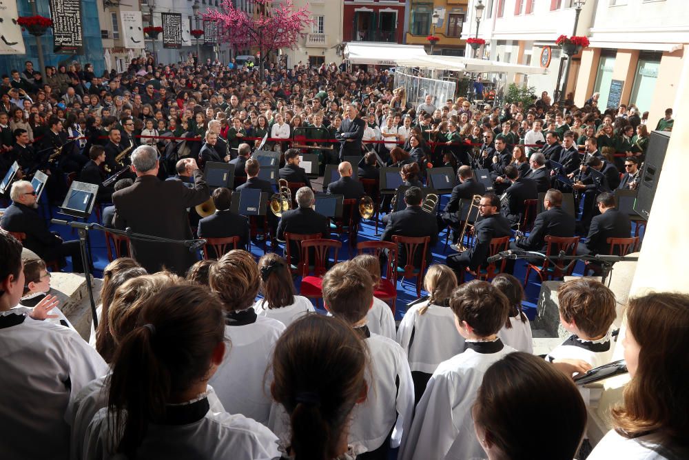 Mil niños de la Fundación Victoria, la Banda Municipal de Málaga y la Escolanía del Corpus Christi ofrecen un concierto navideño frente al teatro malagueño.