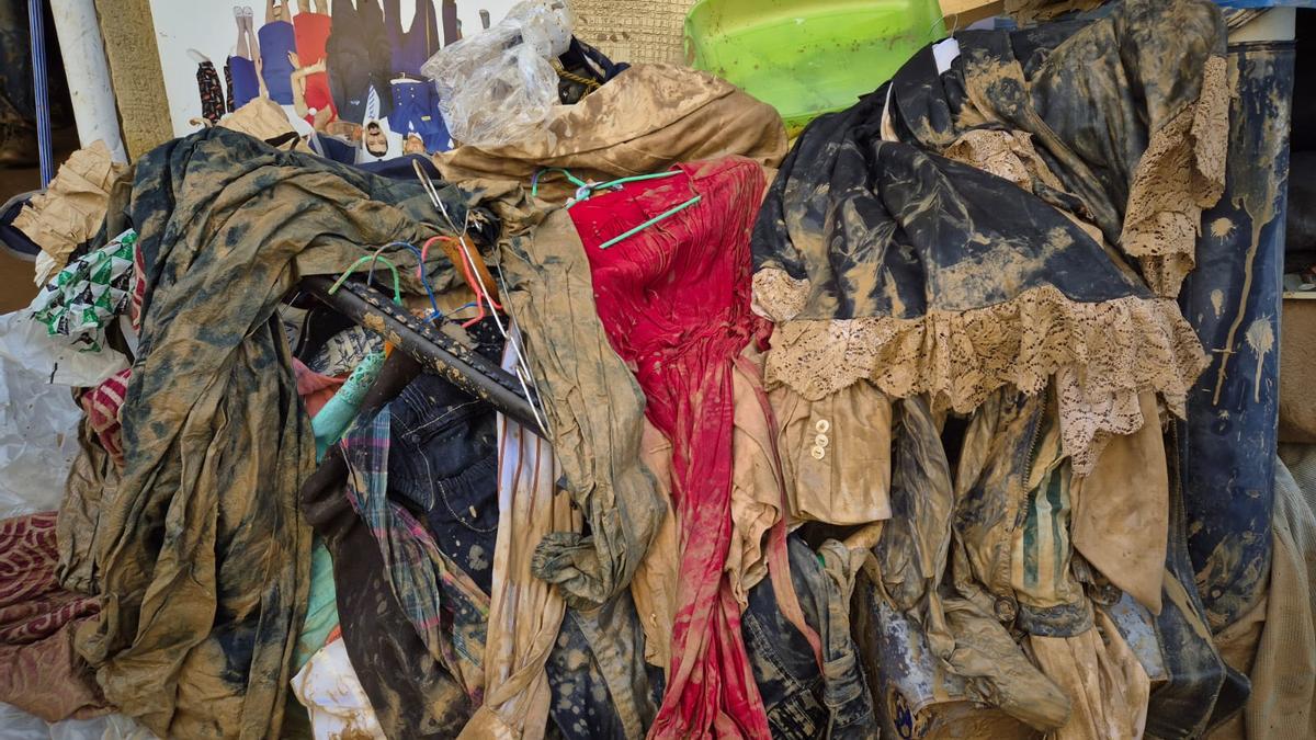 Vestuario de la compañía Albena destrozado por el barro