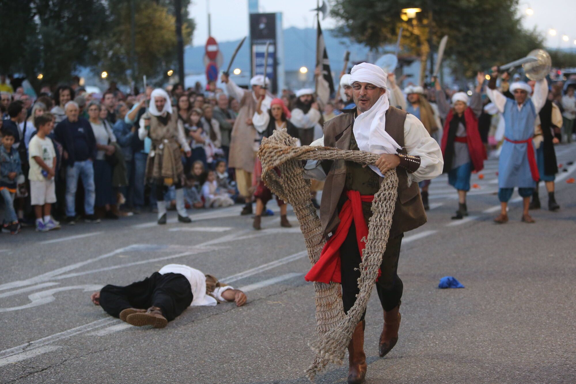 REPRESENTACION TEATRAL DE LA INVASION TURCA DEFENSA DA VILA POR LAS CALLES DE CANGAS