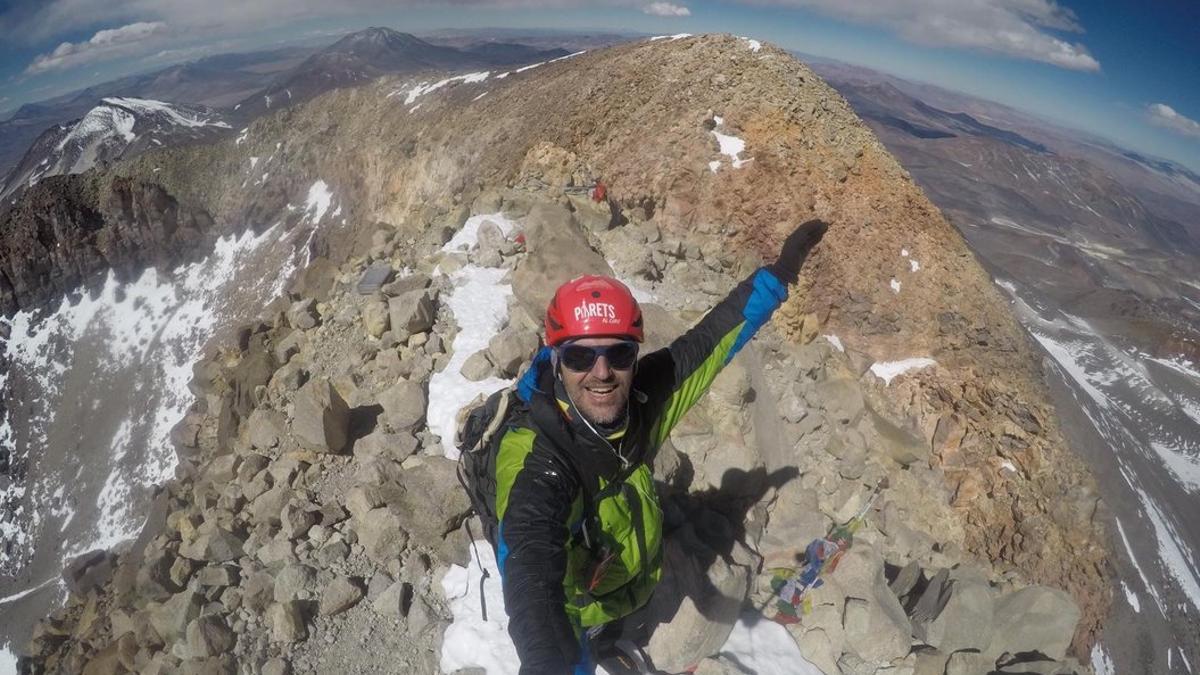 Sergi Mingote en la cima del volcán Ojos del Salado, en Chile