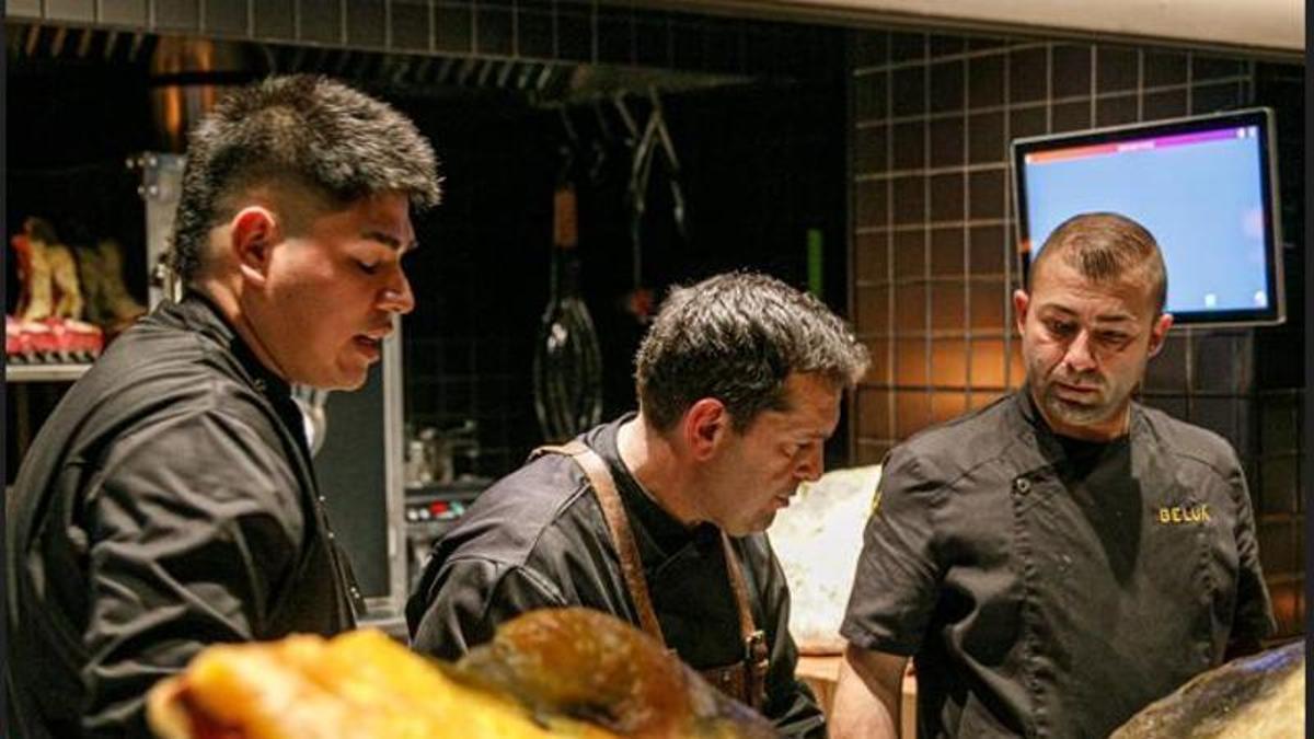 Diego Correa, en el centro, junto a su equipo