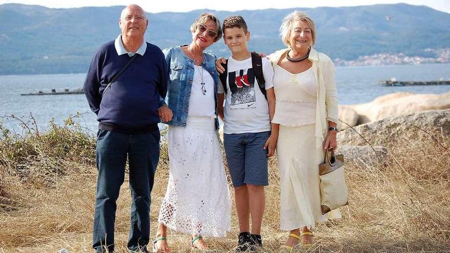 Desde la izquierda, Antonio Álvarez, Beatriz Álvarez, Arsenii e Isabel García. // Cedida